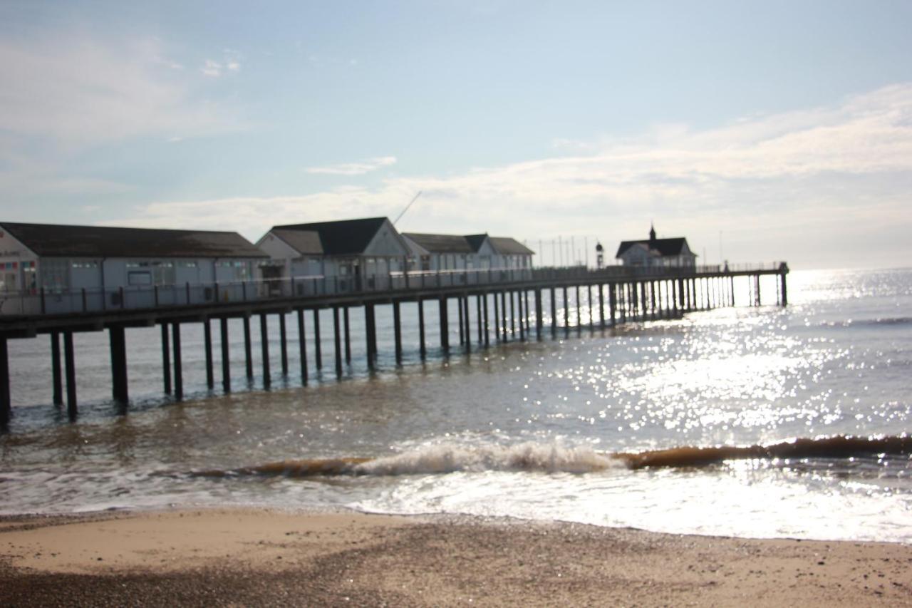 Romantic Flint Cottage On The Suffolk Coast Saxmundham Exterior photo